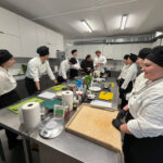 Uczniowie przed rozpoczęciem konkursu kulinarnego