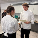 Pan Karol Okrasa wręcza dyplomy uczniom ZSCKR