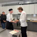 Pan Karol Okrasa wręcza dyplomy uczniom ZSCKR 2