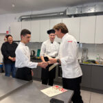 Pan Karol Okrasa wręcza dyplomy uczniom ZSCKR 3