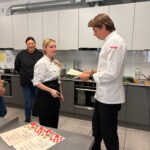 Pan Karol Okrasa wręcza dyplomy uczniom ZSCKR 4