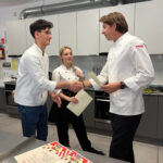 Pan Karol Okrasa wręcza dyplomy uczniom ZSCKR 5