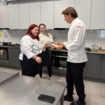 Pan Karol Okrasa wręcza dyplomy uczniom ZSCKR 6