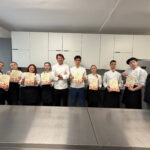 Pan Karol Okrasa z uczniami i nauczycielką