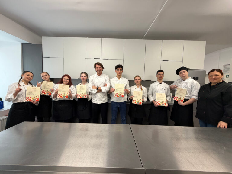 Pan Karol Okrasa z uczniami i nauczycielką