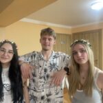 Uczennice pozują z uczniem