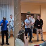 Uczniowie szkoły podczas pokazu tanecznego