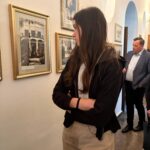 Uczennica ZSCKR podczas zwiedzania wystawy