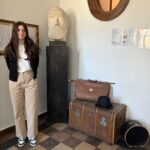 Uczennica ZSCKR podczas zwiedzania wystawy 3