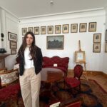 Uczennica ZSCKR podczas zwiedzania wystawy 2