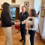 Wręczanie nagrody uczennicy ZSCKR