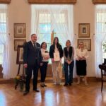 Uczennica ZSCKR z nagrodą, organizatorami i nauczycielką