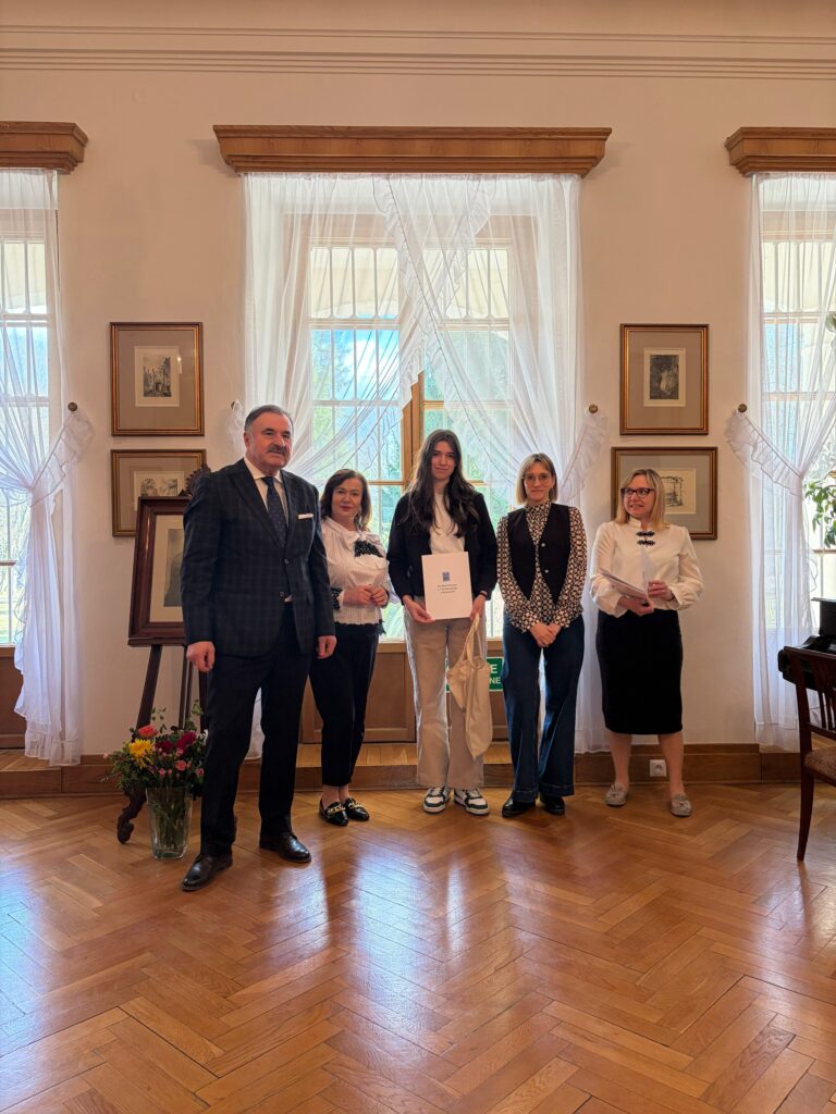 Uczennica ZSCKR z nagrodą, organizatorami i nauczycielką