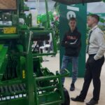 Uczniowie z prezentowanymi maszynami