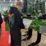 Uczniowie z prezentowanymi maszynami 2