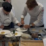 Pan Karol Okrasa podczas gotowania z młodzieżą