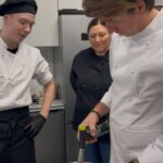 Pan Karol Okrasa podczas gotowania z młodzieżą 2