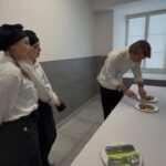 Pan Karol Okrasa degustuje dań uczniów