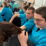 Uczniowie podczas zajęć z psim terapeutą