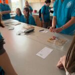 Uczniowie podczas badania mięsa