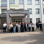 Uczniowie przed budynkiem uczelni