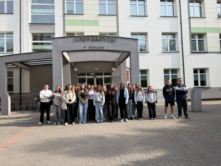 Uczniowie przed budynkiem uczelni