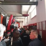 Uczestnicy konkursu z opiekunami zwiedzają bazę 2