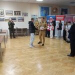 Uczeń ZSCKR otrzymuje dyplom i upominek 2