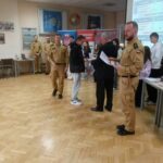 Uczeń ZSCKR otrzymuje dyplom i upominek