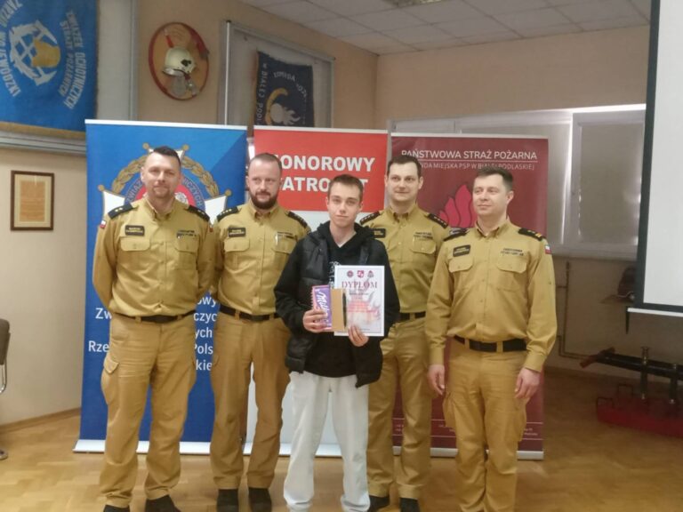 Uczeń ZSCRK z organizatorami