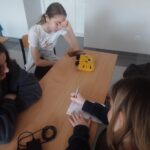 Uczennice ZSCKR rozwiązują zadanie podczas zajęć