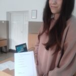 Uczennica Zuzanna Wysocka z ulotką informacyjną