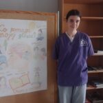 Uczennica Zuzanna Wysocka z plakatem informującym o zdrowiu psychicznym