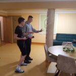 Mieszkańcy internatu podczas gry