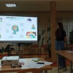 Uczennica Zuzanna Wysocka podczas prezentacji dot. zdrowia psychicznego