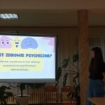 Uczennica Zuzanna Wysocka podczas prezentacji w internaci e