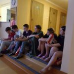 Mieszkańcy internatu podczas projekcji filmu