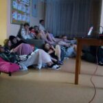 Mieszkańcy internatu podczas projekcji filmu