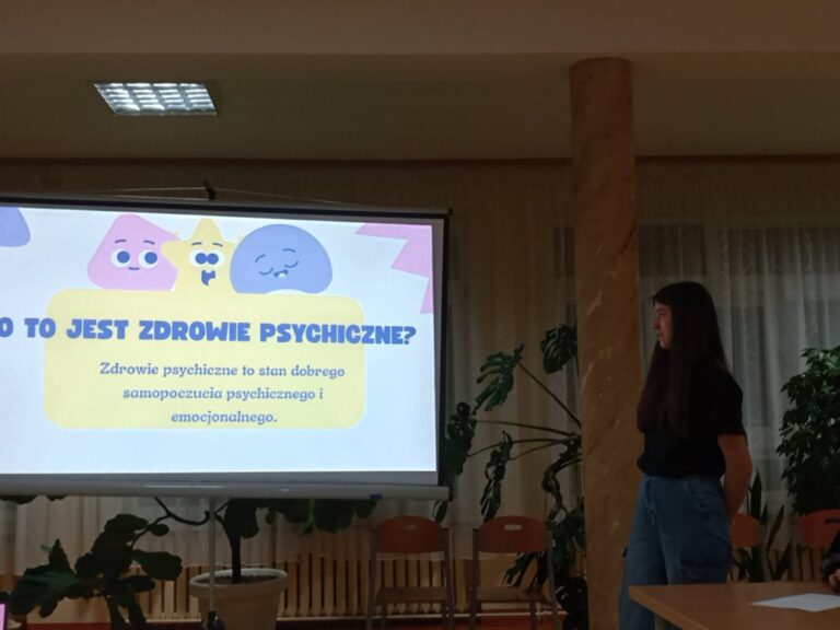 Uczennica Zuzanna Wysocka podczas prezentacji w internaci e