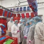 Uczniowie ZSCKR słuchają o zasadach pracy firmy