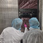 Uczniowie zaglądają do chłodni