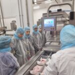 Uczennice ZSCKR z uwagą słuchają o działaniu ubojni 2