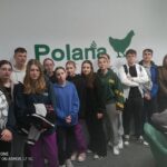 Uczniowie ZSCKR przed nazwą firmy