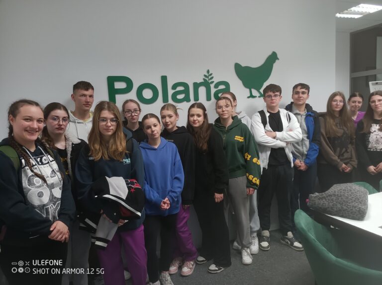 Uczniowie ZSCKR przed nazwą firmy