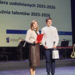 Uczeń ZSCKR z nauczycielką na scenie