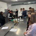 Uczniowie i uczennice w pracowni gastronomicznej