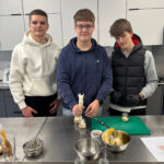 Uczniowie szkół podstawowych podczas wykonywania deserów