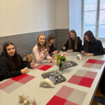 Uczennice szkół podstawowych degustują desery