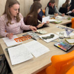 Uczniowie i uczennice podczas zajęć plastycznych z architektury