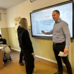 Uczennice szkół podstawowych przy tablicy